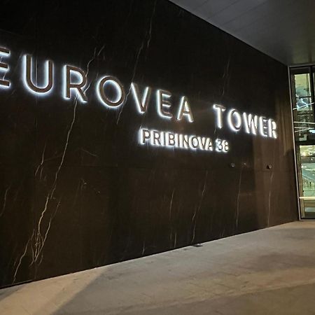 Nikas Eurovea Apartments - Free Parking Bratislava Buitenkant foto