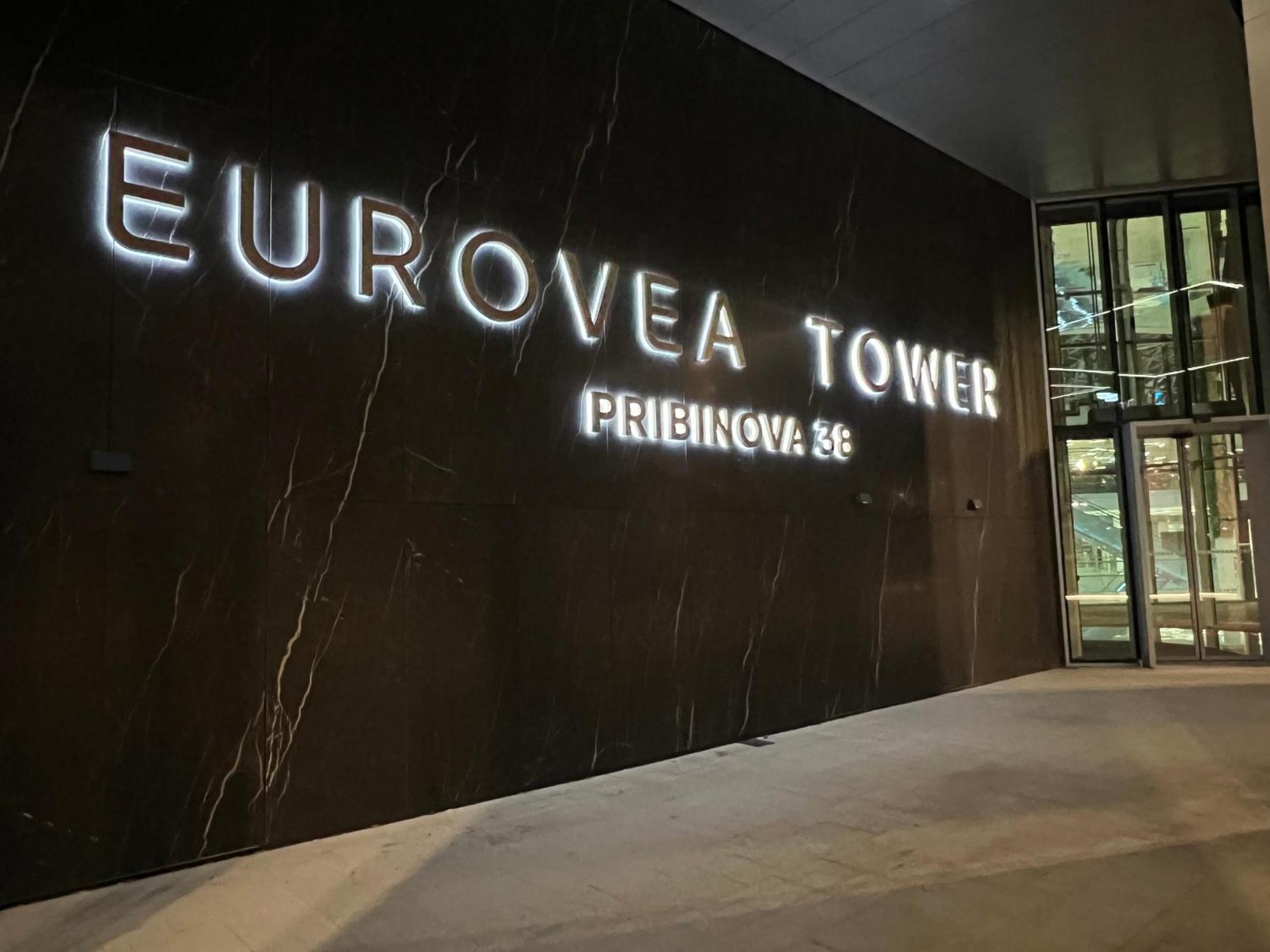 Nikas Eurovea Apartments - Free Parking Bratislava Buitenkant foto